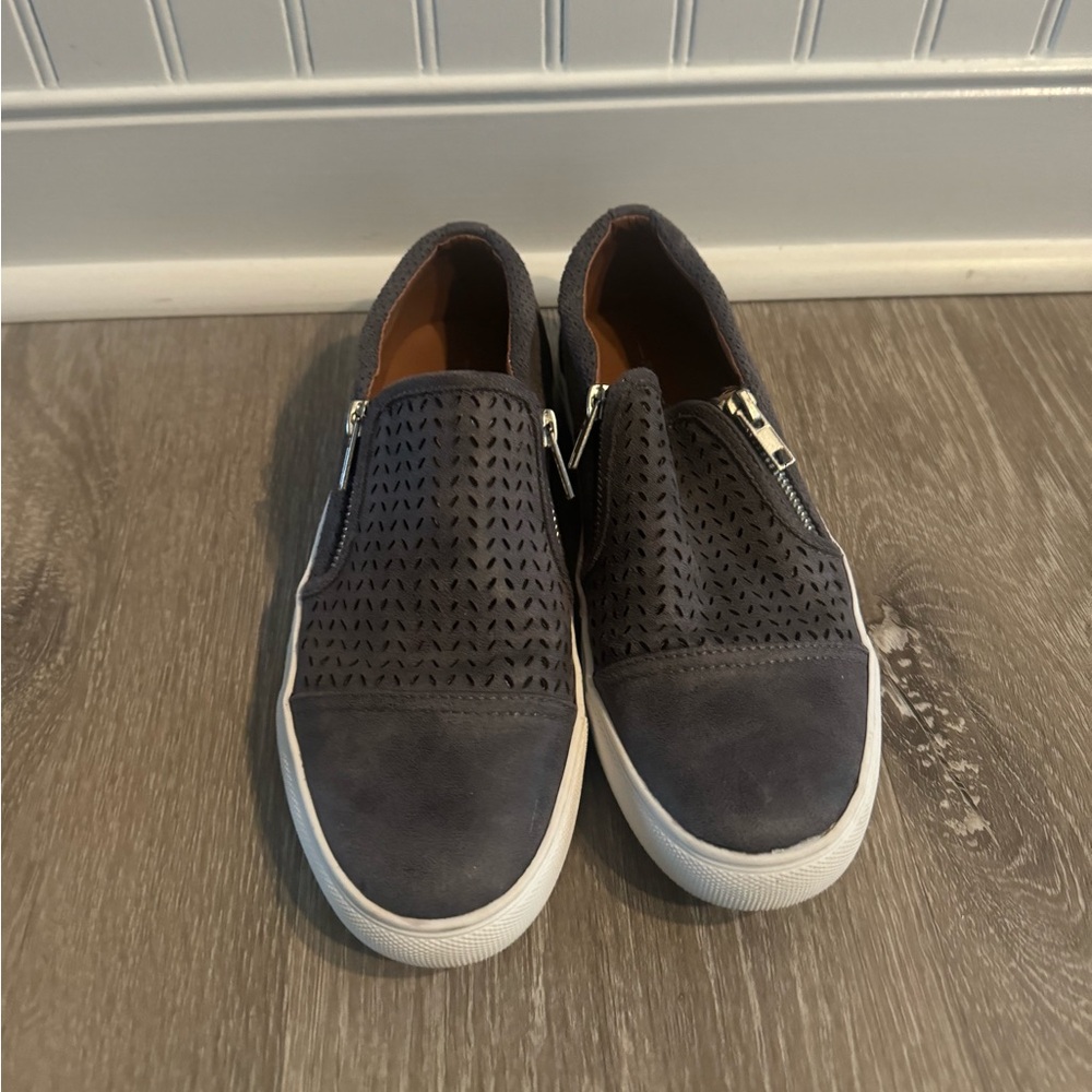 Report slip on shoes women’s size 8